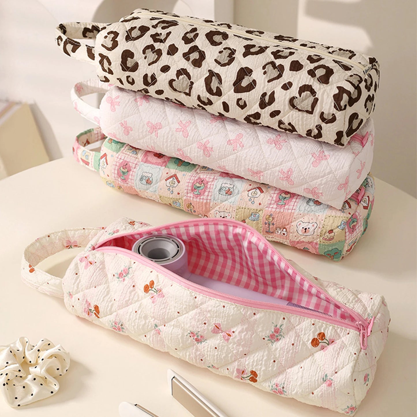 Quilted Travel Storage Bag Large Capacity Padded Curling Clip Protect Sleeve Hair Dryer Carrying Case for Outdoor Travel Commute