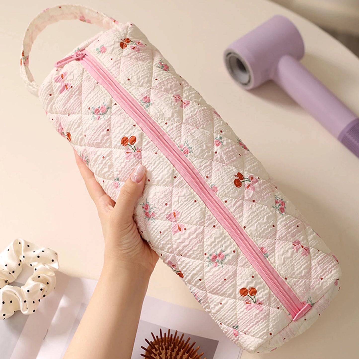 Quilted Travel Storage Bag Large Capacity Padded Curling Clip Protect Sleeve Hair Dryer Carrying Case for Outdoor Travel Commute