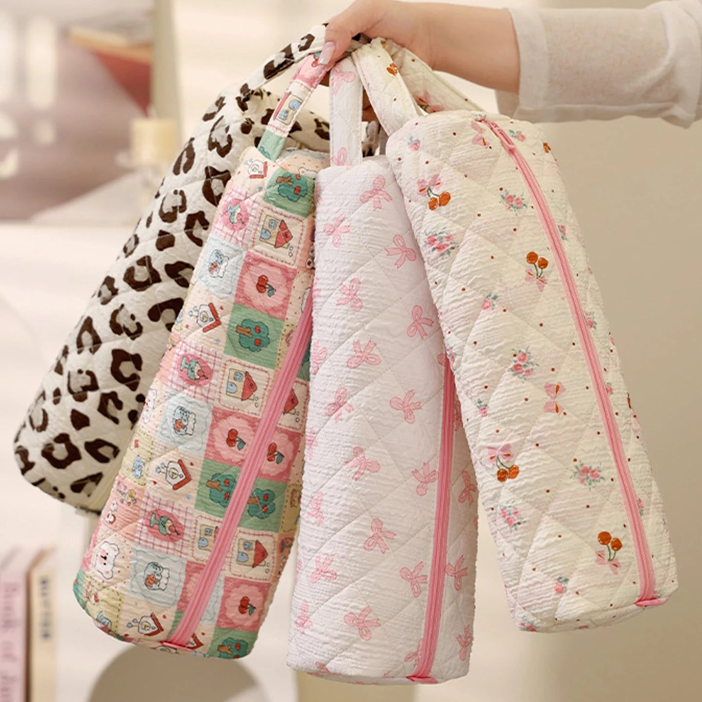 Quilted Travel Storage Bag Large Capacity Padded Curling Clip Protect Sleeve Hair Dryer Carrying Case for Outdoor Travel Commute